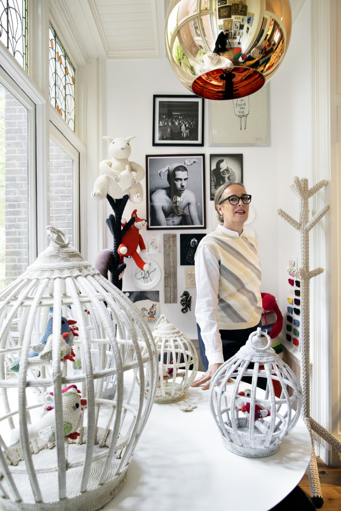 Anne-Claire Petit entourée de ses ravissantes cages à oiseaux en crochet