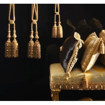 Embrace two Vendôme acorns