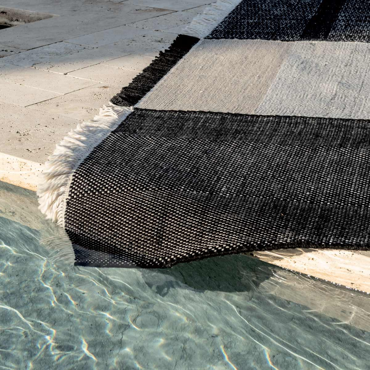 https://www.etoffe.com/229637/tres-black-in-outdoor-rug-nanimarquina.jpg