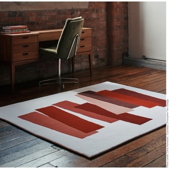 Tapis The Many Faces of Red par Josef Albers 150x180 cm Christopher Farr