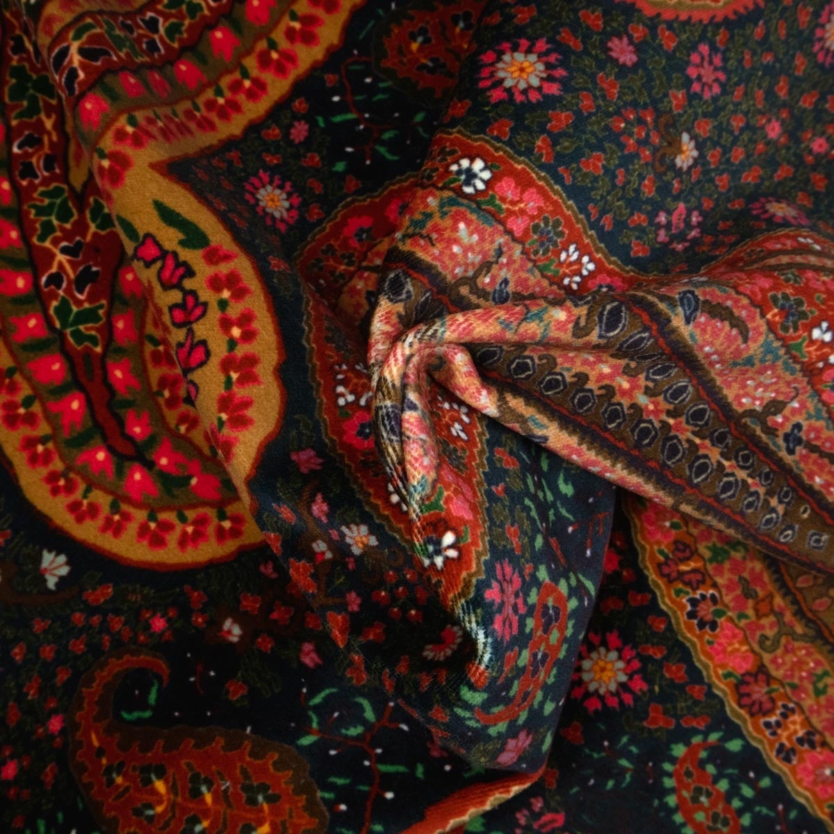 Peregrine Paisley Velvet - Mulberry