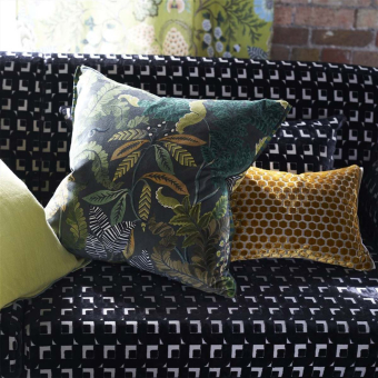 Jabot Cushion