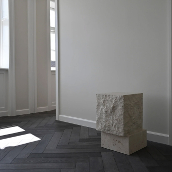 Table d'appoint Temple tall Limestone