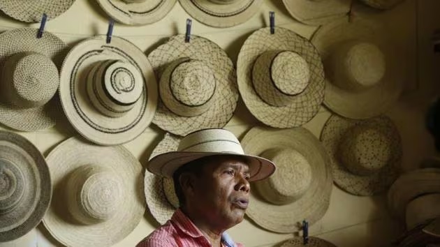 L'artisan et designer Reinaldo Quiros parle du chapeau traditionnel panaméen pintao, à La Pintada, au Panama. Les autorités culturelles de l'UNESCO ont reconnu les artisans du Panama pour leurs chapeaux tissés distinctifs appelés Pintao. (Arnulfo Franco / AP)