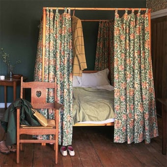 Tissu Honeysuckle Cream/Wine Morris and Co