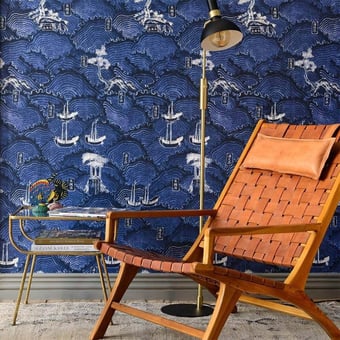 Papel pintado mural panorámico Waves Of Tsushima Indigo/Taupe Mindthegap