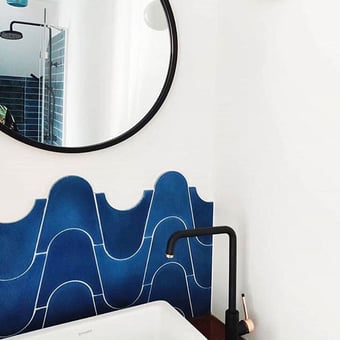 Piastrella di cemento Breaking the Wave Black w stripes Marrakech Design