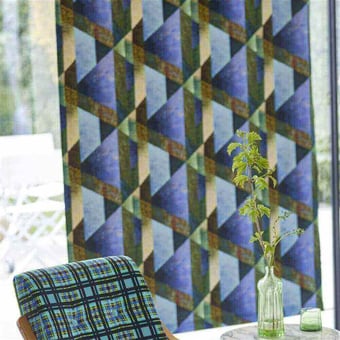 Papel pintado mural panorámico Minakari Geo Cobalt Designers Guild