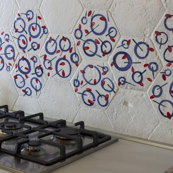 Piastrella Pinocchio hexagone Brown/Blue/Red Slowtile