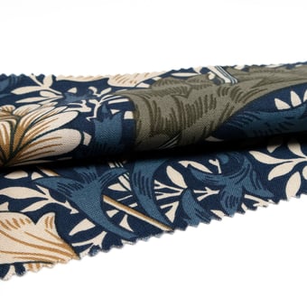 Tessuto Chrysanthemum Indigo Cream Indigo Cream Morris and Co