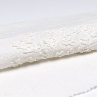 Tessuto Woodland Tree Calico Chalk Morris and Co