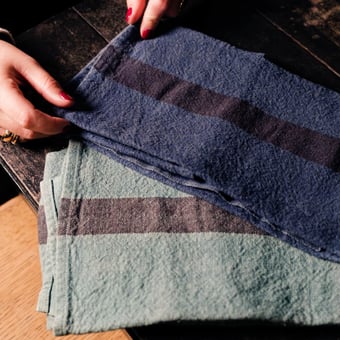 2 Bleu Tea Towels Set Indigo et Vert de Gris Charvet Editions